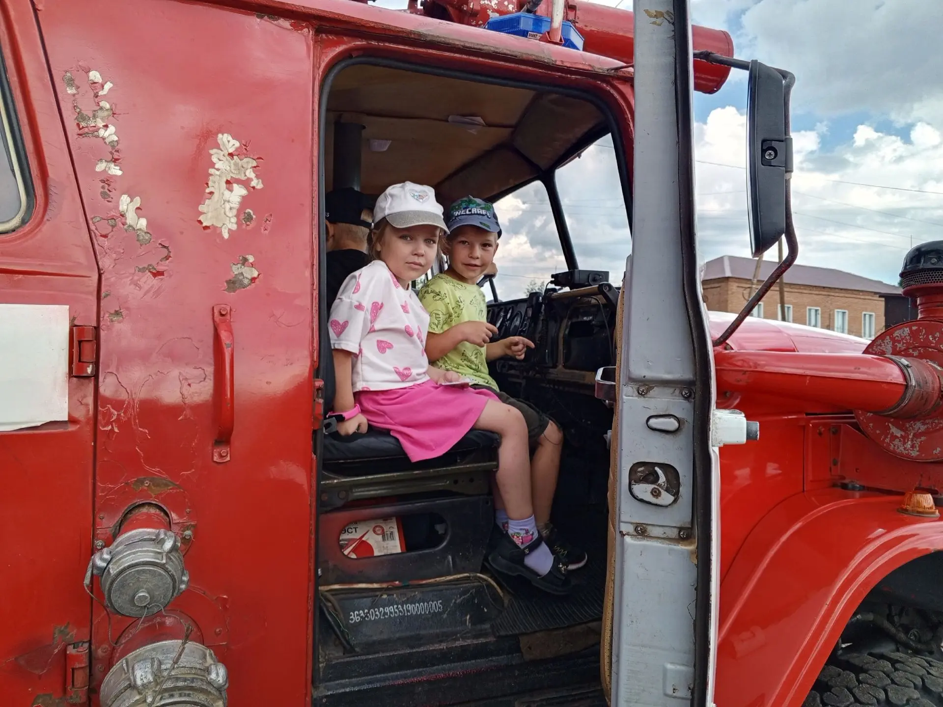 🚒Огонь и дым со всех сторон, 
🚨Нам срочно нужен телефон. 
📞Простые цифры набирай 
🏠И адрес точны