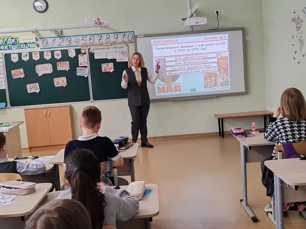 🧡 Весна и Труд — повод для радости!  Приближается 1 Мая, и в нашей школе уже вовсю царит праздничное