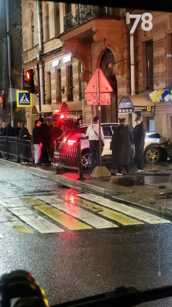 🚗 Автомобиль вылетел на тротуар и врезался в дом на Кирочной улице