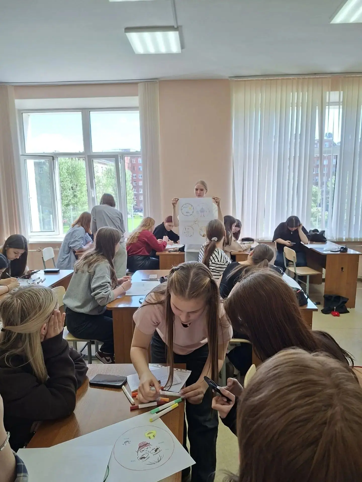 «Мы все такие разные, но всё-таки мы вместе»: творческие занятия о ценностях и взаимоотношениях прош