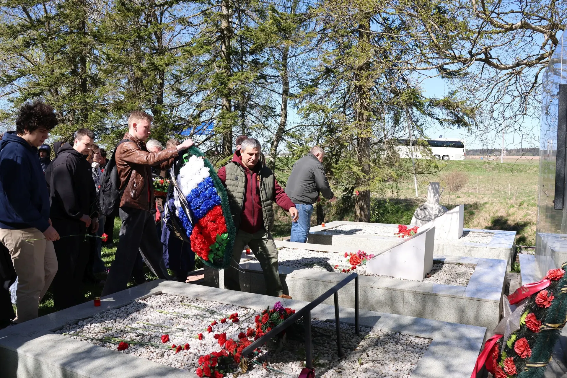 🙏ПОМНИМ ГЕРОЕВ: СТУДЕНТЫ НГУ ИМ. П.Ф. ЛЕСГАФТА ПОСЕТИЛИ МЕМОРИАЛЫ ЛЕНИНГРАДСКИМ ОПОЛЧЕНЦАМ И ПАРТИЗА