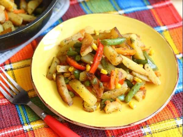 🥔 Картошка с мексиканской смесью на сковороде.  Ингредиенты:  • Картофель – 500 г (5–6 шт.) • Мексик