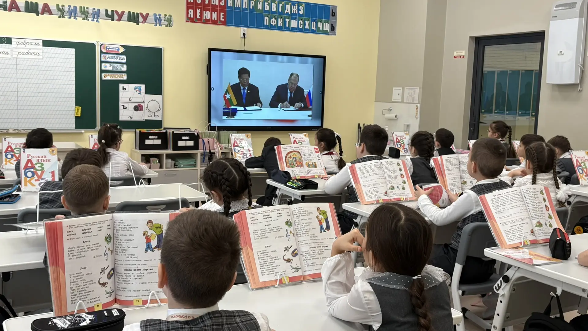 🇷🇺В понедельник, 9 февраля 2026 г. новая учебная неделя в нашей гимназии началась традиционно с испо