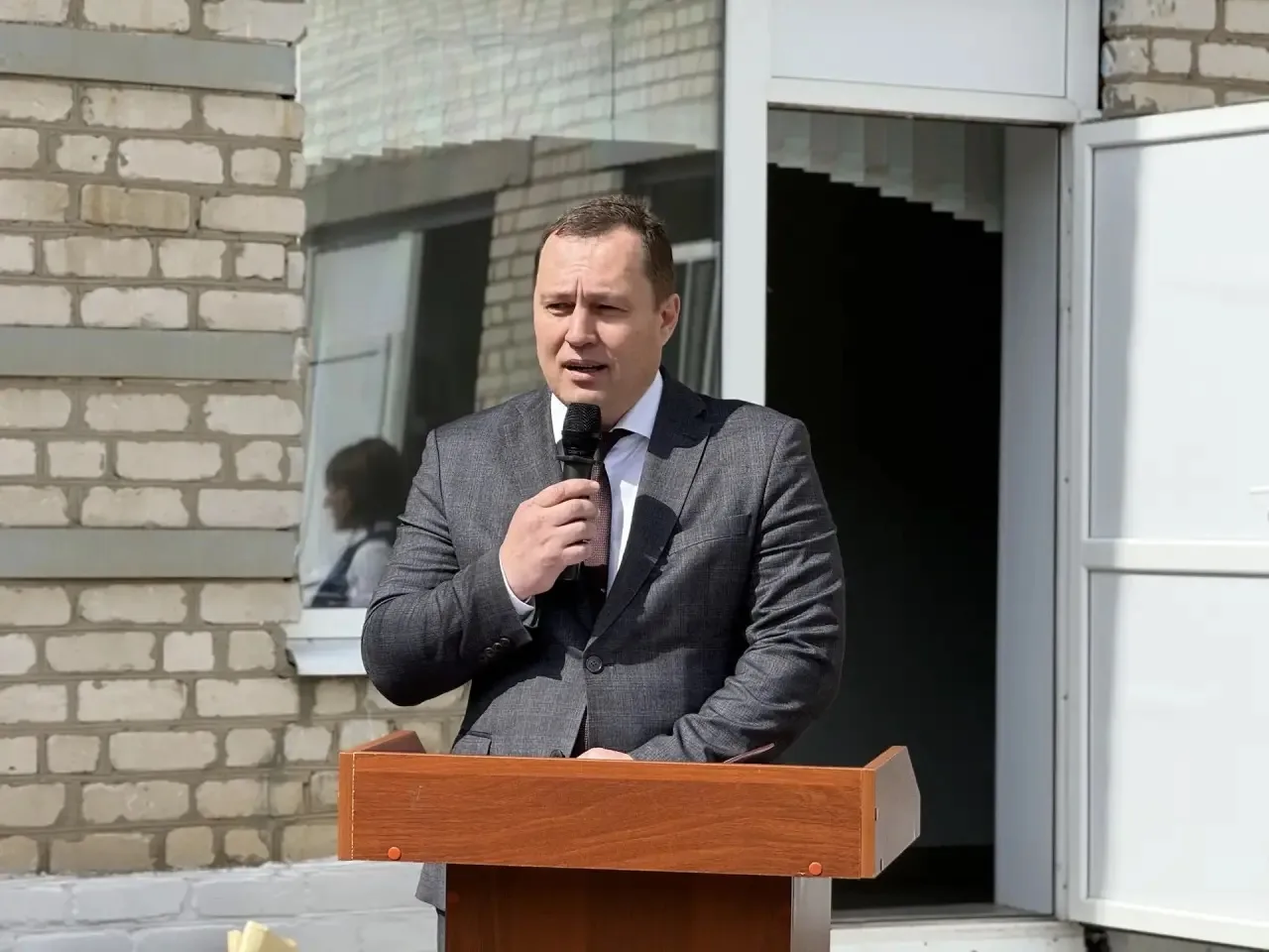 Сегодня, в день последнего звонка, посетил школу с. Лебедевка Краснокутского района. По...