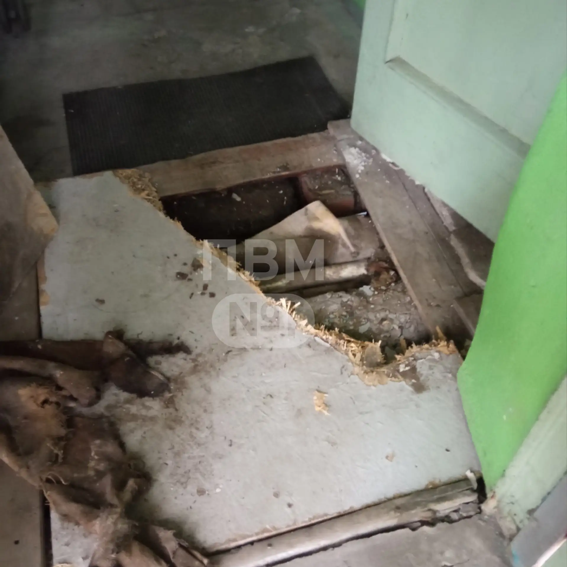 🚨 Жильцы дома на Магомета Гаджиева жалуются на аварийное состояние подъезда