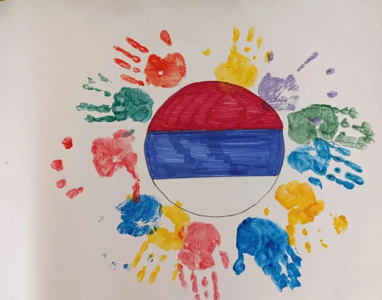 🇷🇺 Рисование ладошками «Россия — наша страна»

🎨 Нетрадиционная техника в действии

☀ Сегодня мал