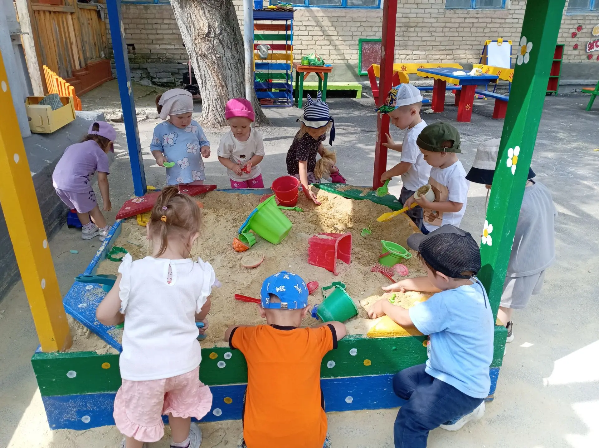 Малыши на прогулке🥰🥰🥰