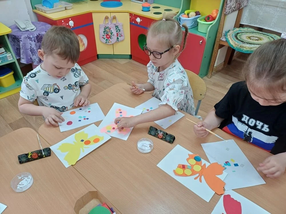 🦋 Наши маленькие мастера из гр. «ДЮЙМОВОЧКА» создали волшебных бабочек! 🦋

В "ДЮЙМОВОЧКЕ" было по‑