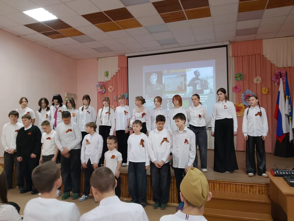 Параллель 7 классов исполняла песни о фронтовых товарищах, лирические песни, песни о чувствах бойцов