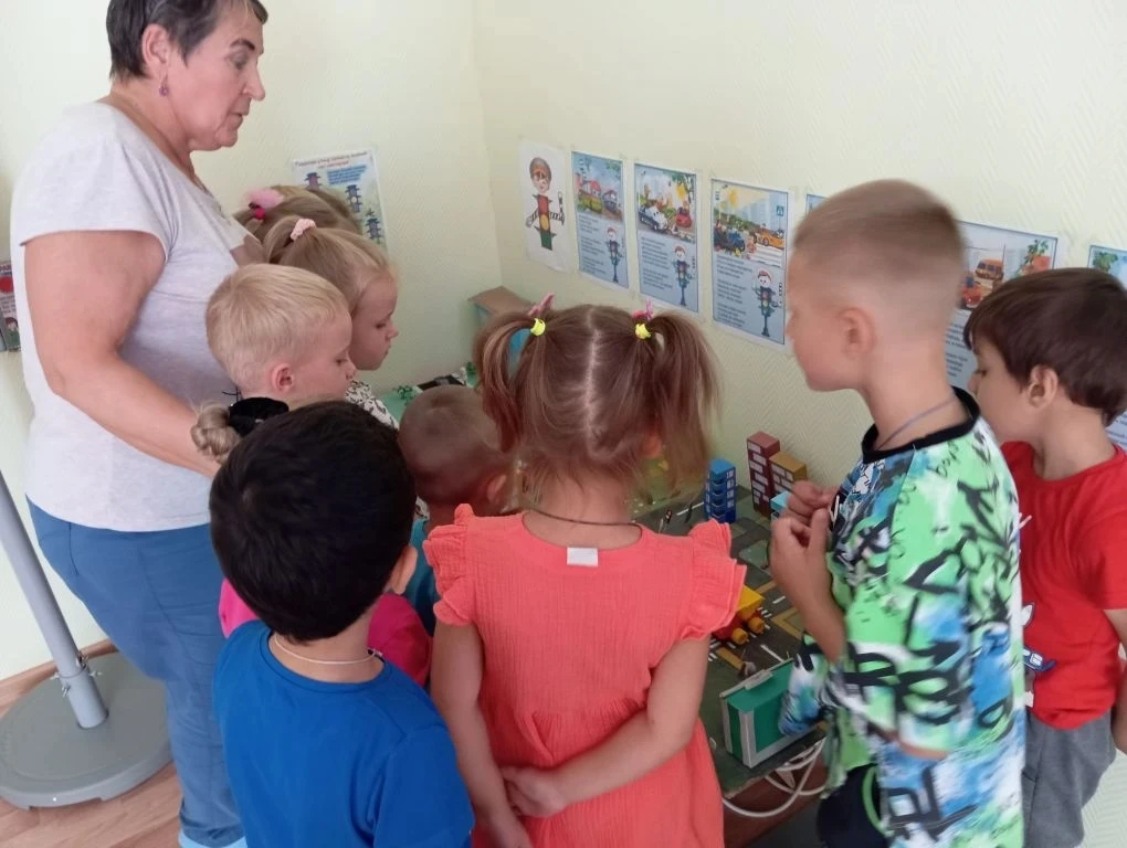 В рамках месячника по ПДД дети группы 6-7 лет "Непоседы" закрепили правила перехода про...