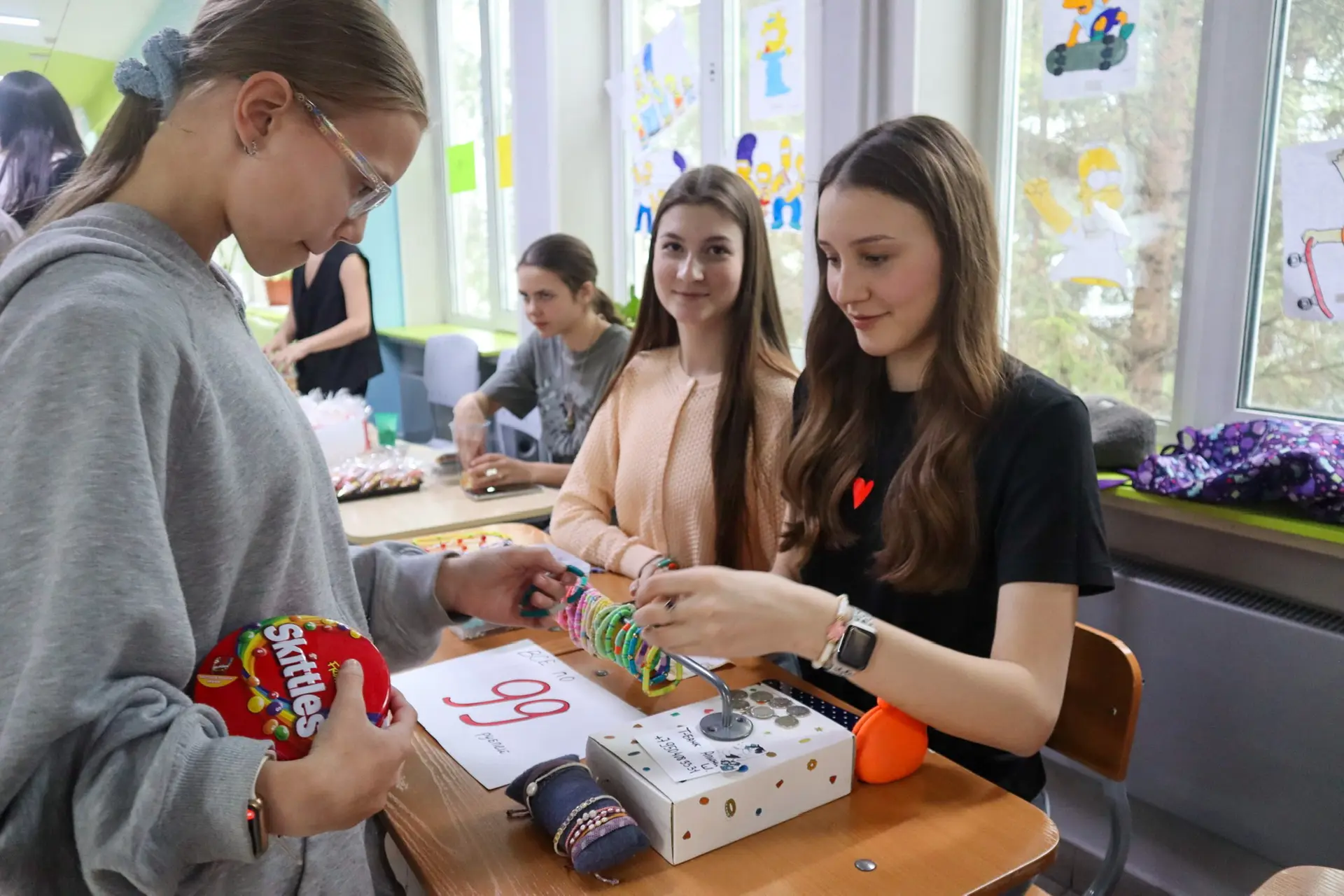 На арбате в честь 106-го царила настоящая атмосфера праздника 💌  Разнообразие товаров зашкаливало: о