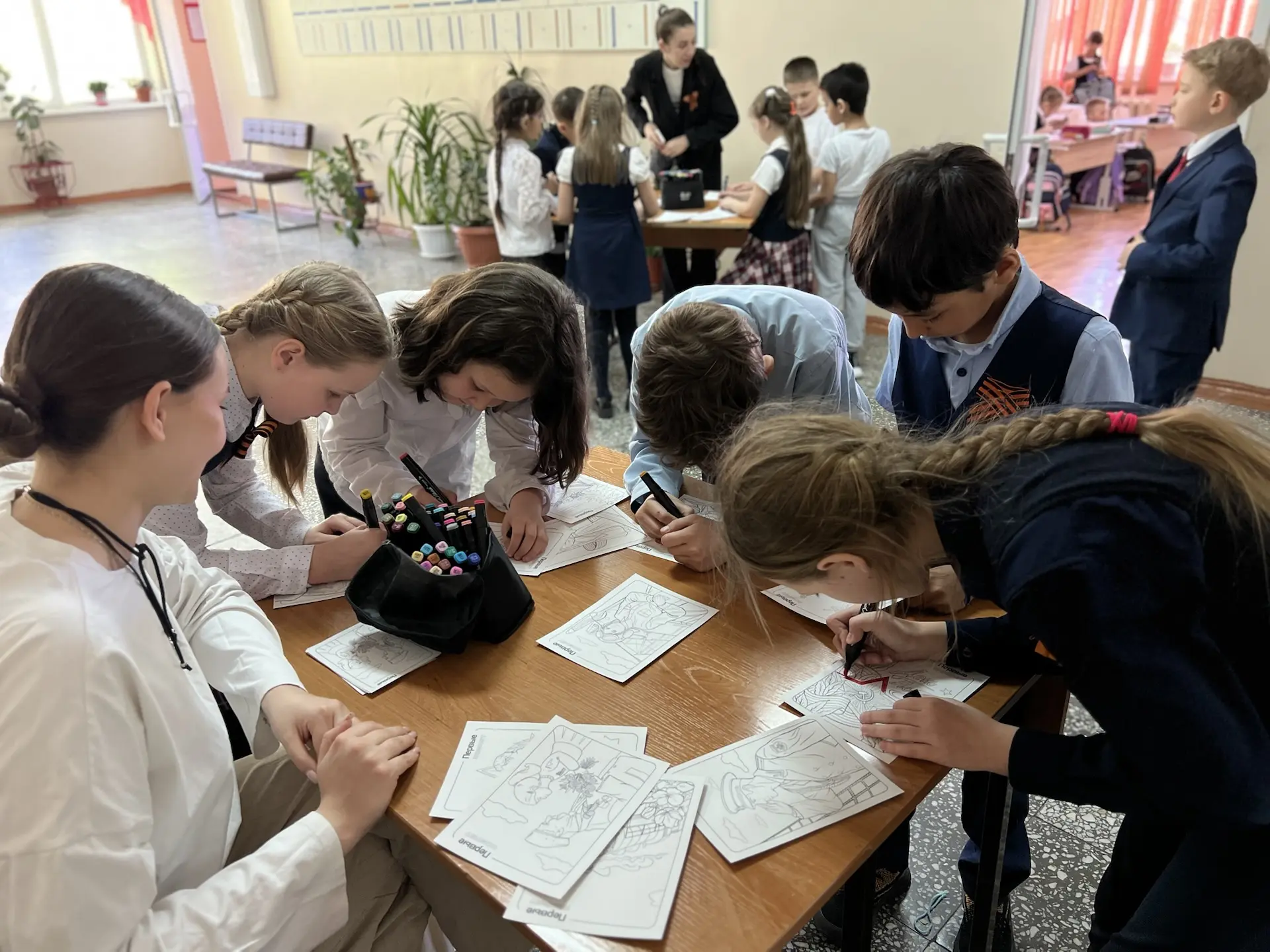 9 МАЯ — ЭТО НАША ПАМЯТЬ 🕊  ✏️ Сегодня в нашей школе на переменах прошла акция раскраски «Символы Поб