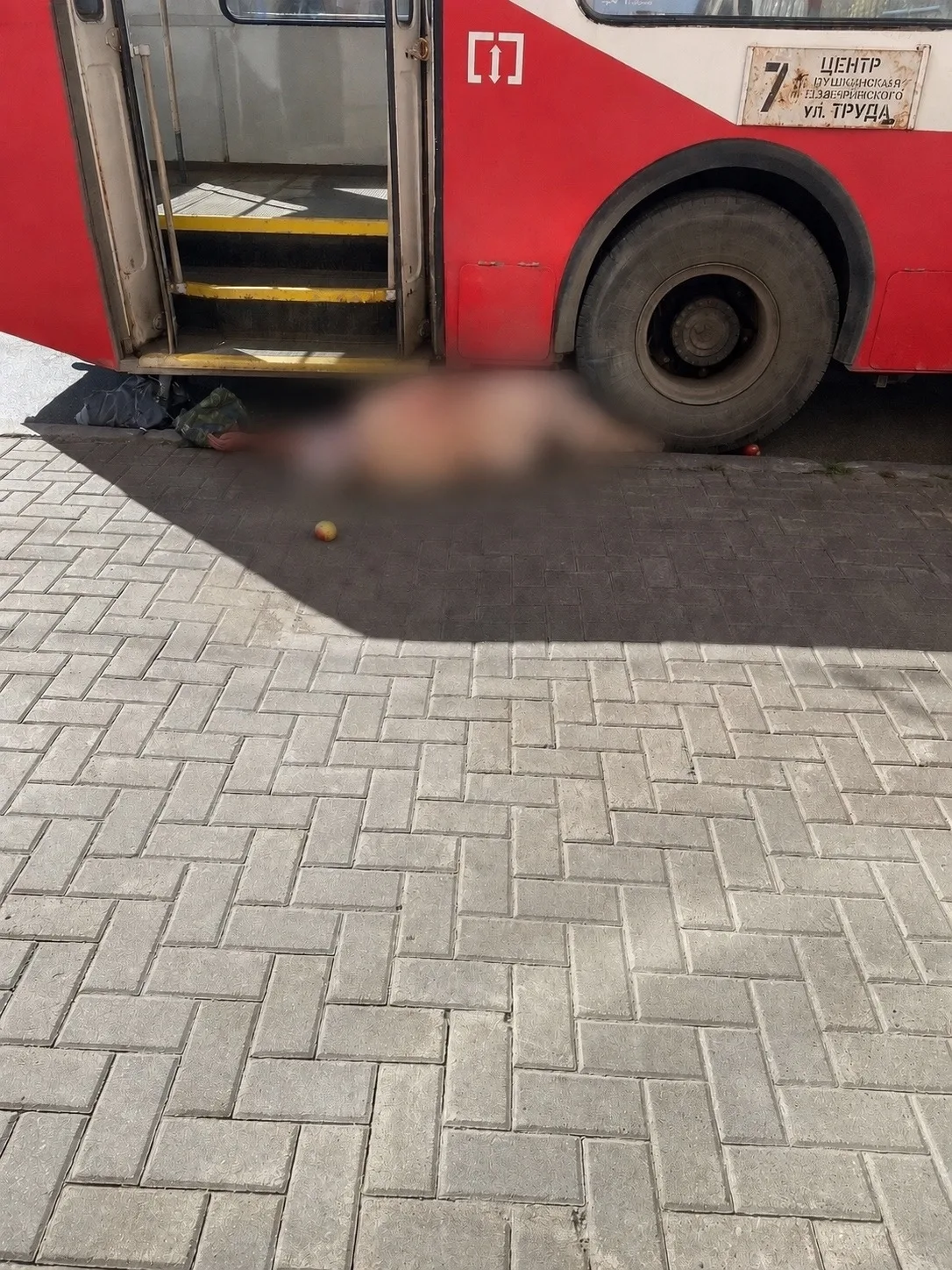 ❗️Троллейбус протащил по асфальту пенсионерку на «Динамо»