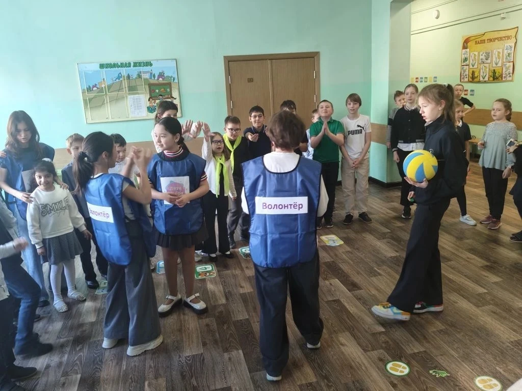 🏃‍♂️ Перемена, которую ждали все! Мяч, улыбки и настоящее добро 💛  ✨ Программа «Первый шаг» — это не