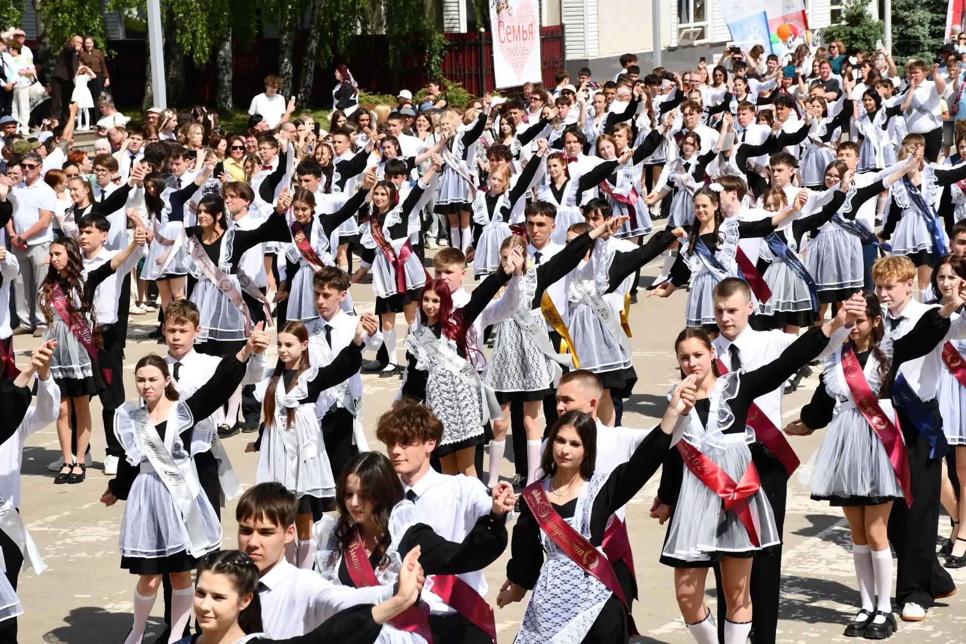 В добрый путь, выпускники!  Белые рубашки, нарядные платья, красные ленты, банты и шарики… Сегодня т