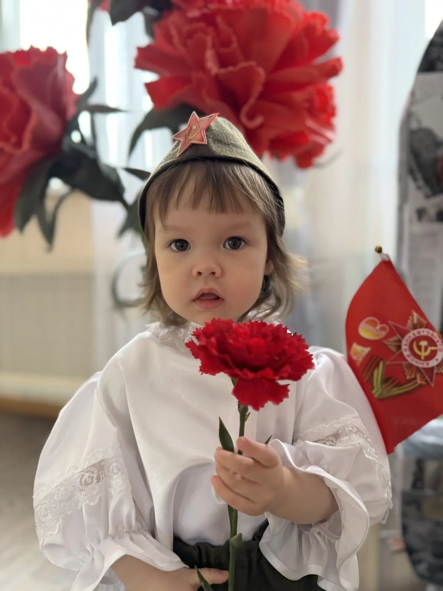 Наши малыши поздравляют всех с Днём Победы! Они ещё не умеют читать длинные стихи, но у...