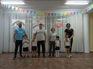 Сегодня в нашем саду царил настоящий спортивный дух! Дружные команды детей и их родител...