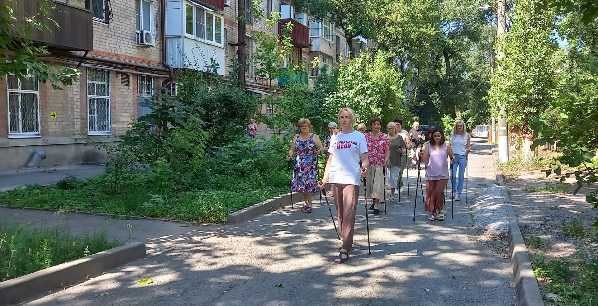 В рамках городского проекта «Время активных» на прилегающей к Центру социального обслуж...