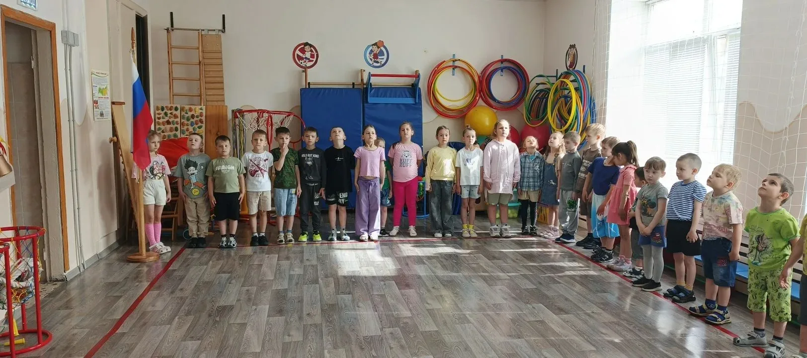 Новости МДОБУ: Торжественное поднятие флага в честь выпускного