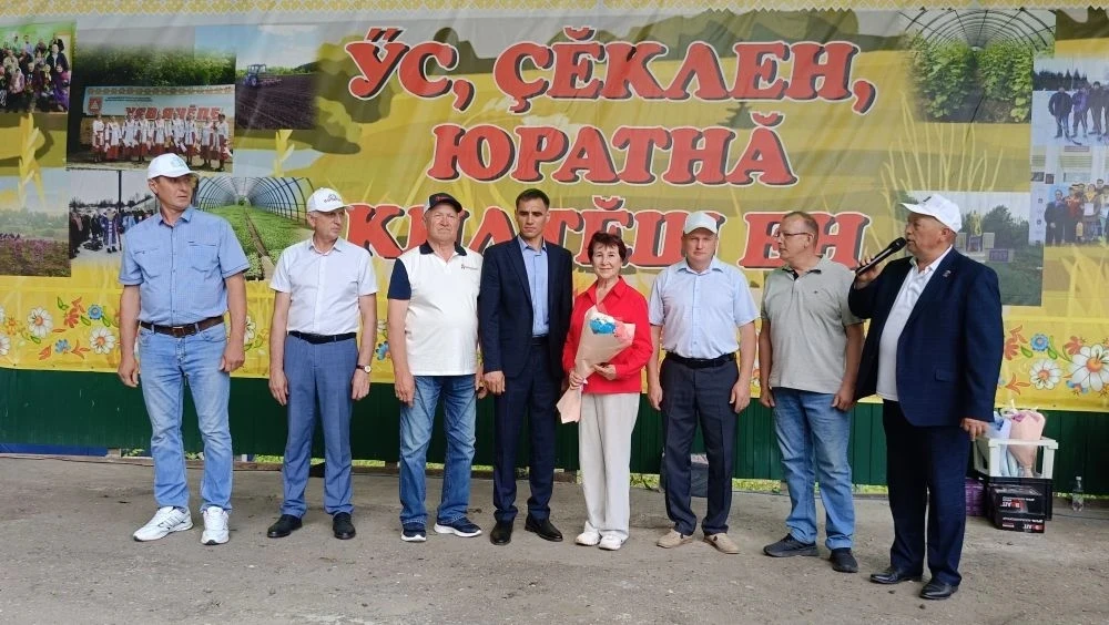 Журналисту Ядринской районной газеты "Знамя труда" Екатерине Казаковой вручили цветы и поздравили с 
