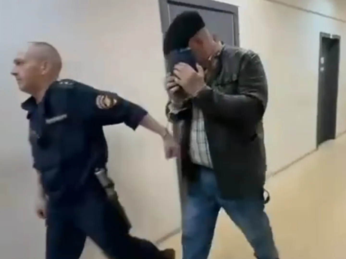 «Он меня оскорбил!», – так 54-летний житель Владивостока объяснил избиение подростка в подъезде

Муж