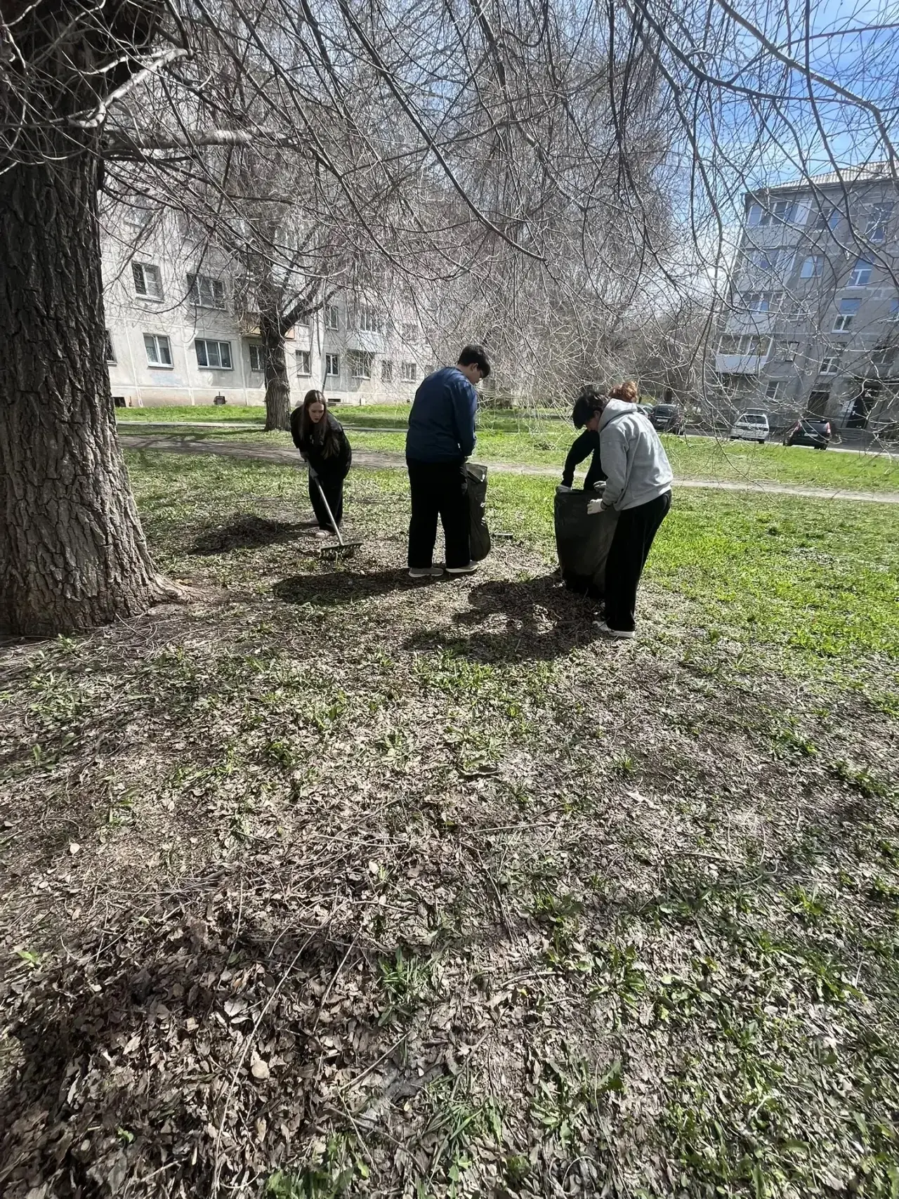 🌳 ЧЕРЕДА СУББОТНИКОВ ПРОДОЛЖАЕТСЯ!  Сегодня учащиеся 10 «А» класса провели субботник в одном из скве