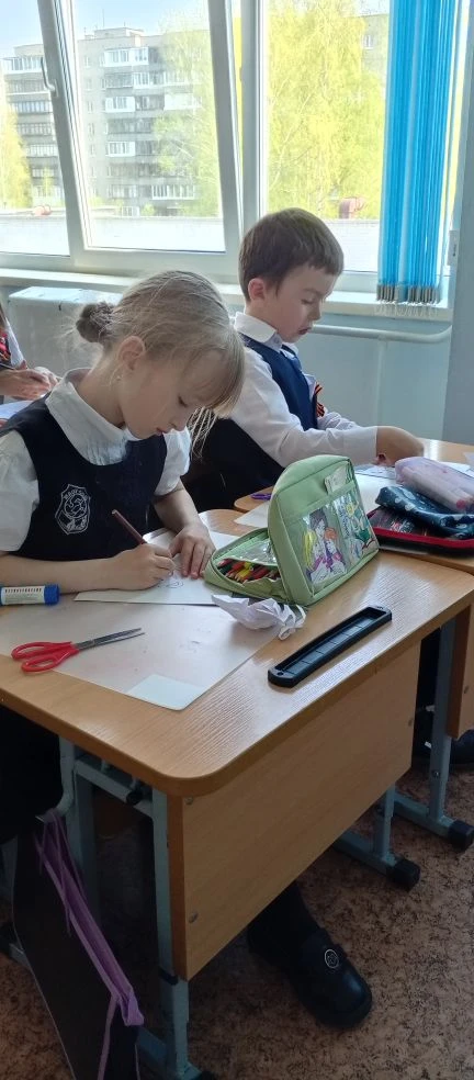 📝 Творим добро вместе: #МишкаПобеды

Учащиеся 1"А" класса вместе с классным руководителем Колесниче