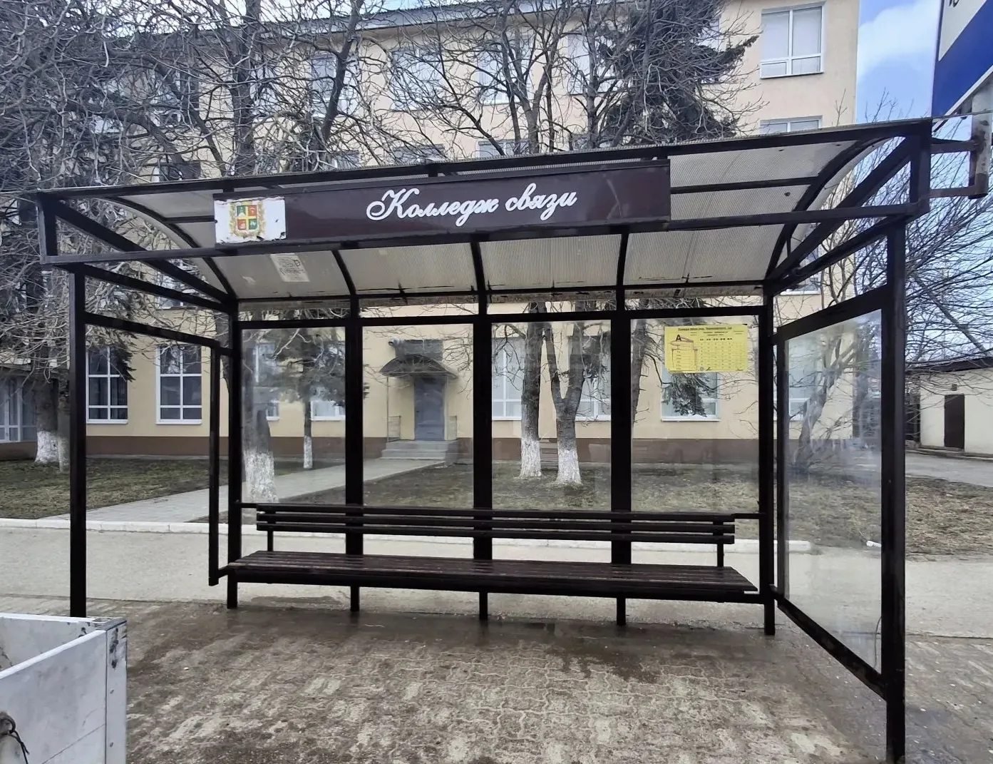 Продолжаем приводить в порядок город после зимы. Коммунальщики моют остановочные павильоны, прочищаю