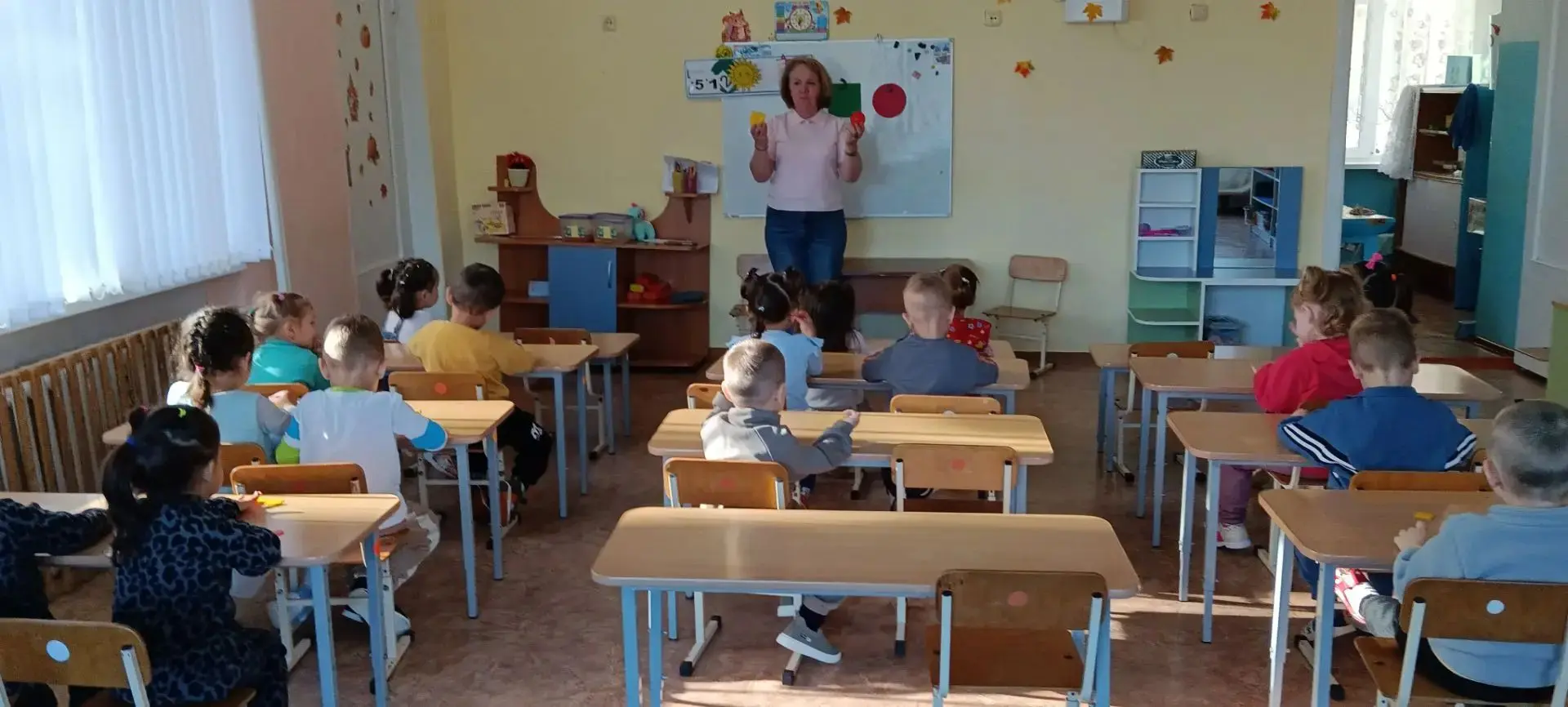 В группе «Бабочки 🦋» малыши учились различать фигуры: раскладывали их по «домикам», со...