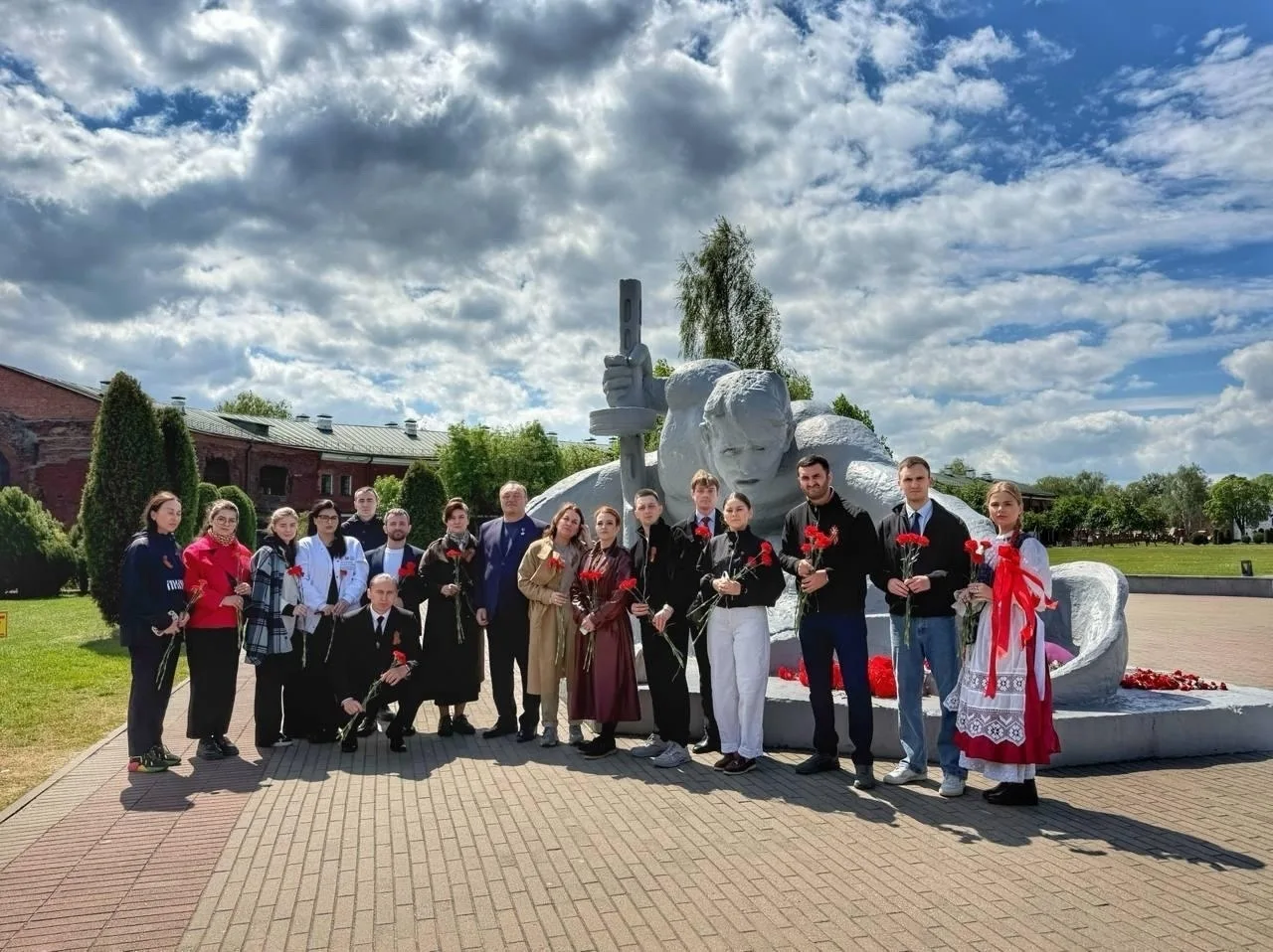 В Югру привезут капсулу с землёй из Брестской крепости  Молодёжные активисты Ассамблеи народов Росси