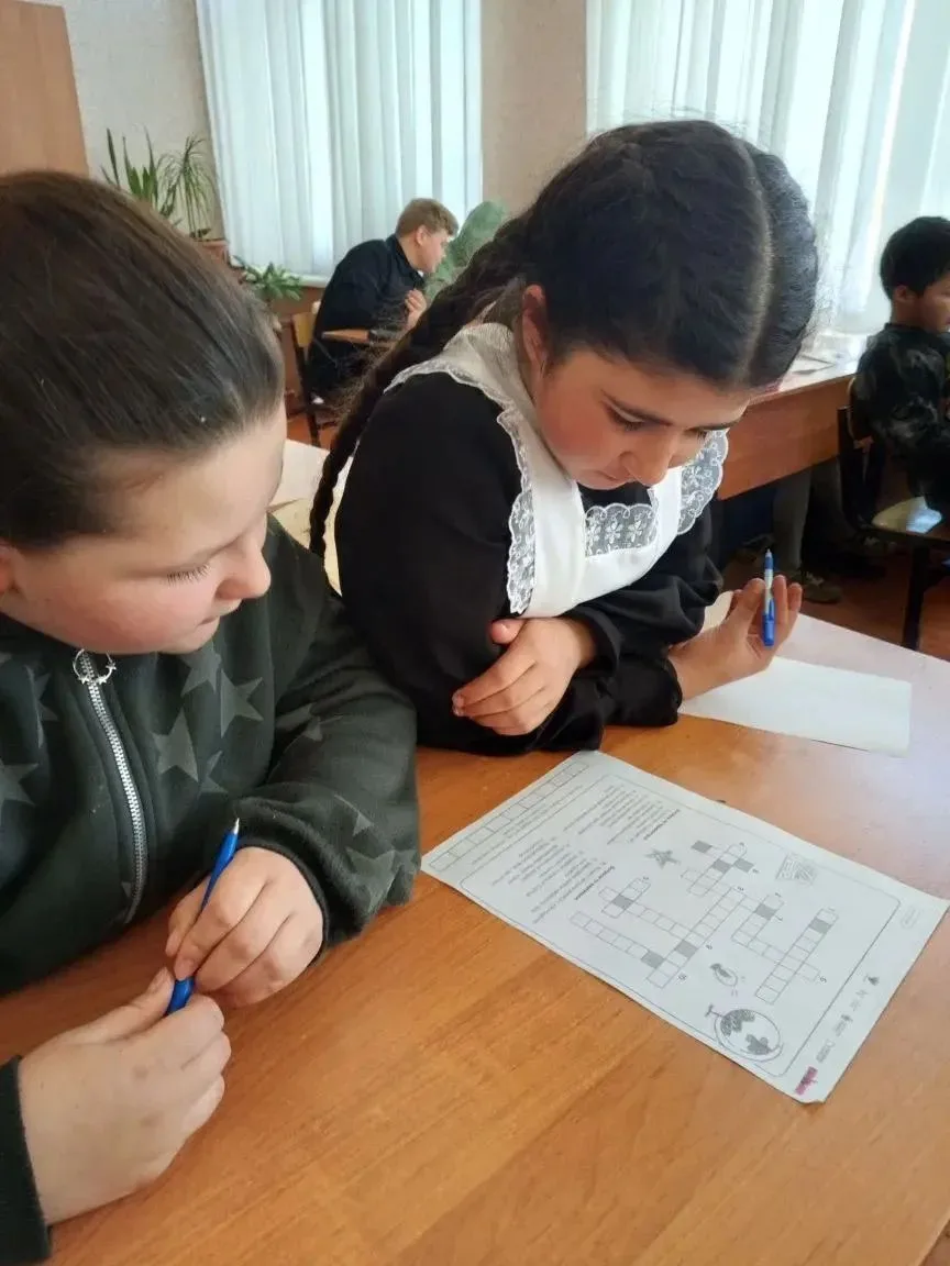Сегодня в нашей школе учебная четверть началась с линейки, посвящённой Дню космонавтики...