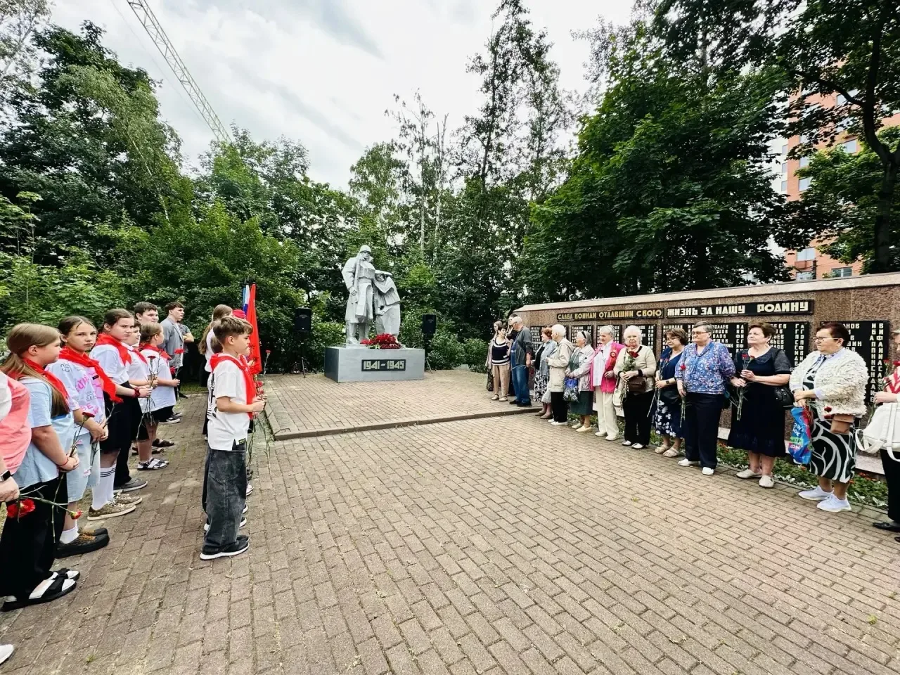 22.06.2026
Утро в лагере началось с торжественной и немного грустной церемонии — спуска Государствен