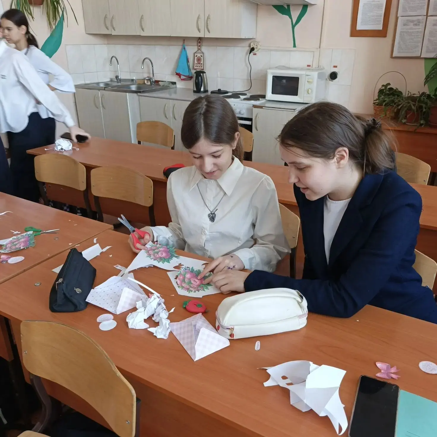 Дорогие друзья! Подготовка к Международному женскому дню 8 Марта в нашем школе прошла на ура — с душ