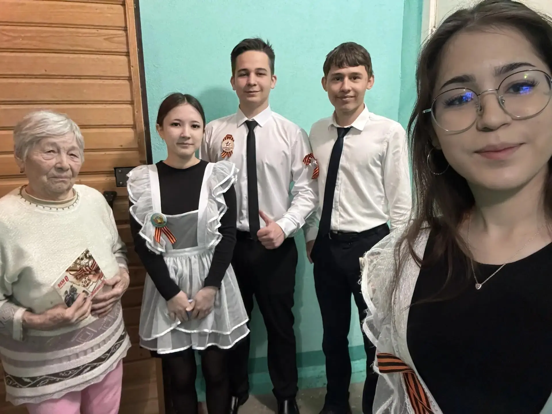 Акция "Подарок Ветерану". 

Лицеисты подготовили открытки для ветеранов и детей войны. Это наш спосо