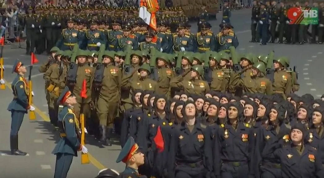 😮 Парад Победы в Казани — кадры с места событий  В этом году шествие прошло без военной техники, но 