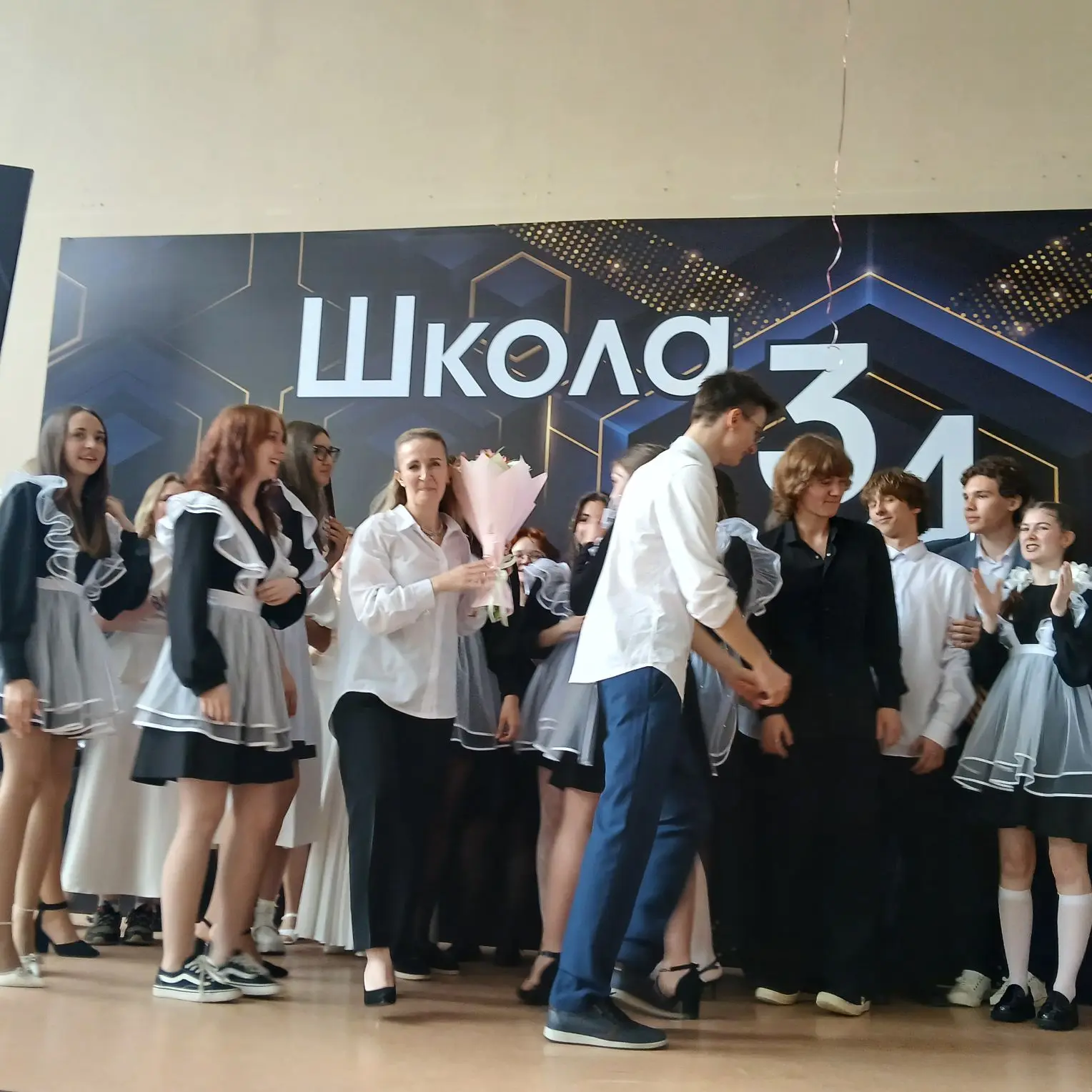 Последний звонок — это традиционный праздник, символизирующий окончание школы и начало взрослой жизн
