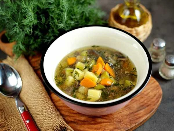 🥣 Суп с баклажанами и кабачками.  Ингредиенты:  • Баклажан – 200 г • Кабачок – 200 г • Морковь – 30 