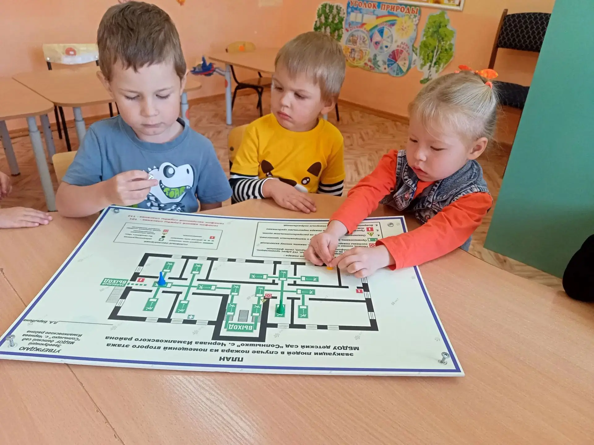 В детском саду «Солнышко» с. Чернава продолжается обучение детей правилам пожарной безо...
