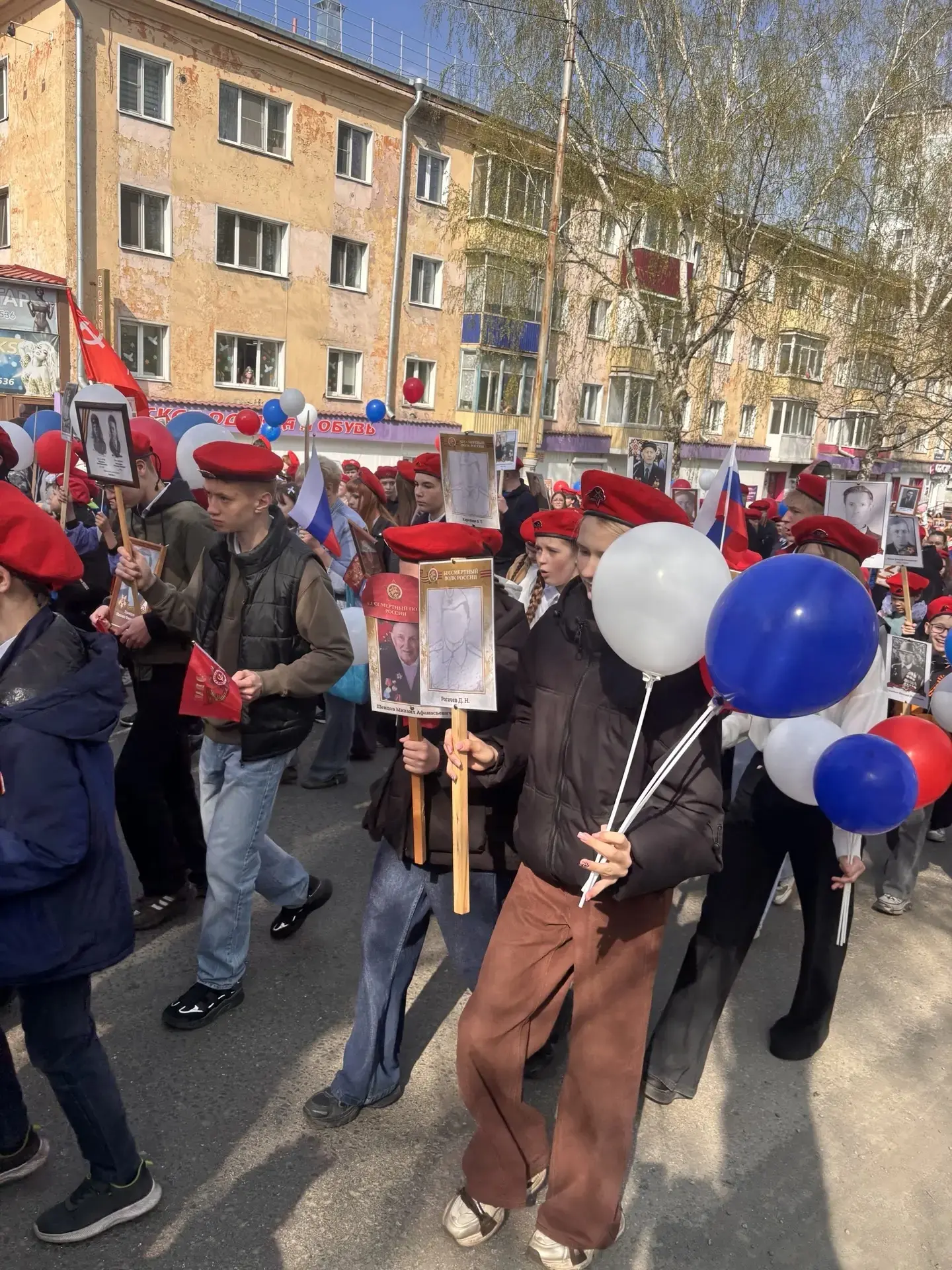 🪖 «Бессмертный полк» — память, объединяющая поколения  📍9 мая наши ученики, юнармейцы и педагоги при
