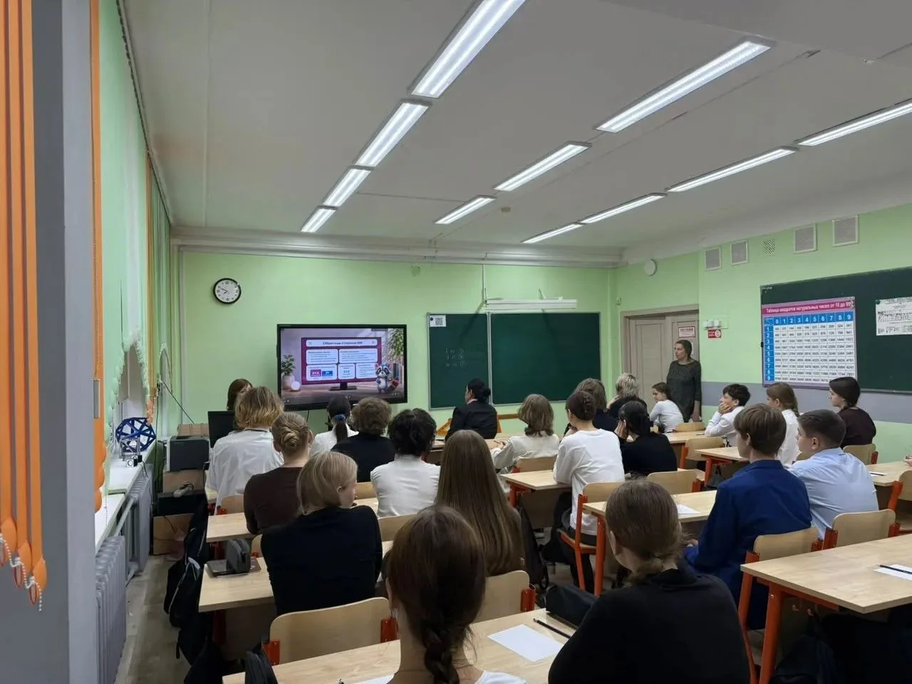В школах Красноярска прошли открытые уроки по финансовой безопасности