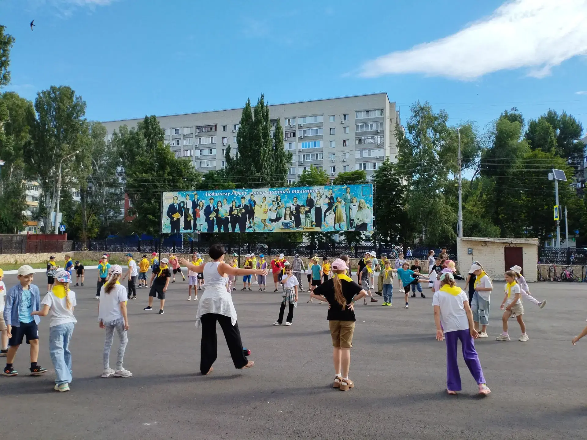 В рамках антинаркотического месячника ежедневно в МОУ "СОШ № 95 с УИОП" проводится оздоровительная з