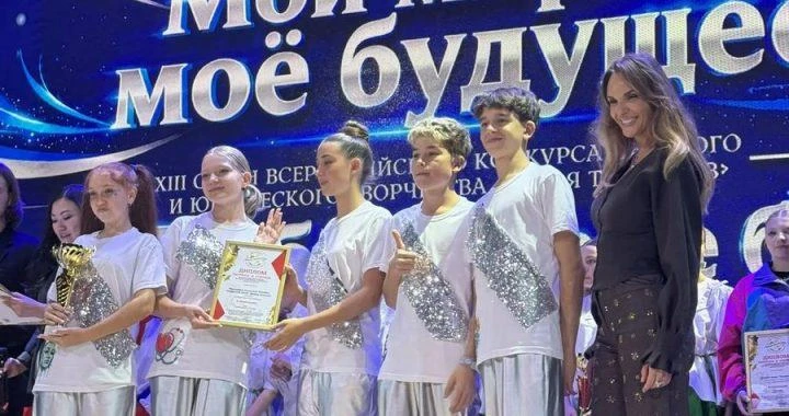 Спешим поделиться радостью! Юные артисты образцового вокального ансамбля «Маленький при...