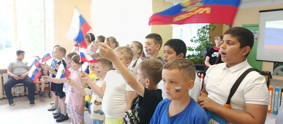 Вчера в нашем школьном лагере прошёл день, посвящённый Дню России! 🇷🇺🎉
Это был настоящий праздник