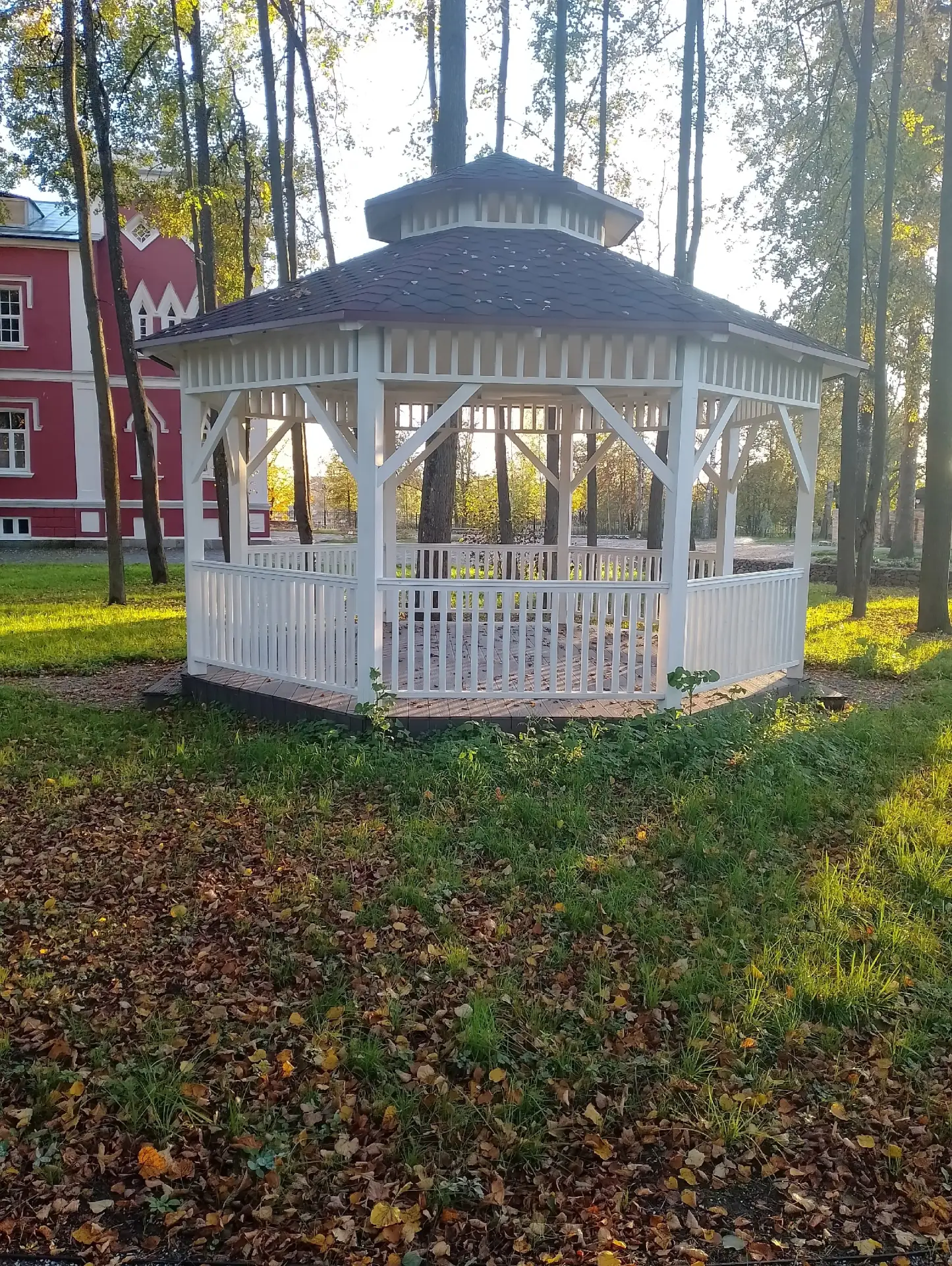 Вот по такой беседке но со скамейками в каждый сквер и парк по всему городу. Как это сд...