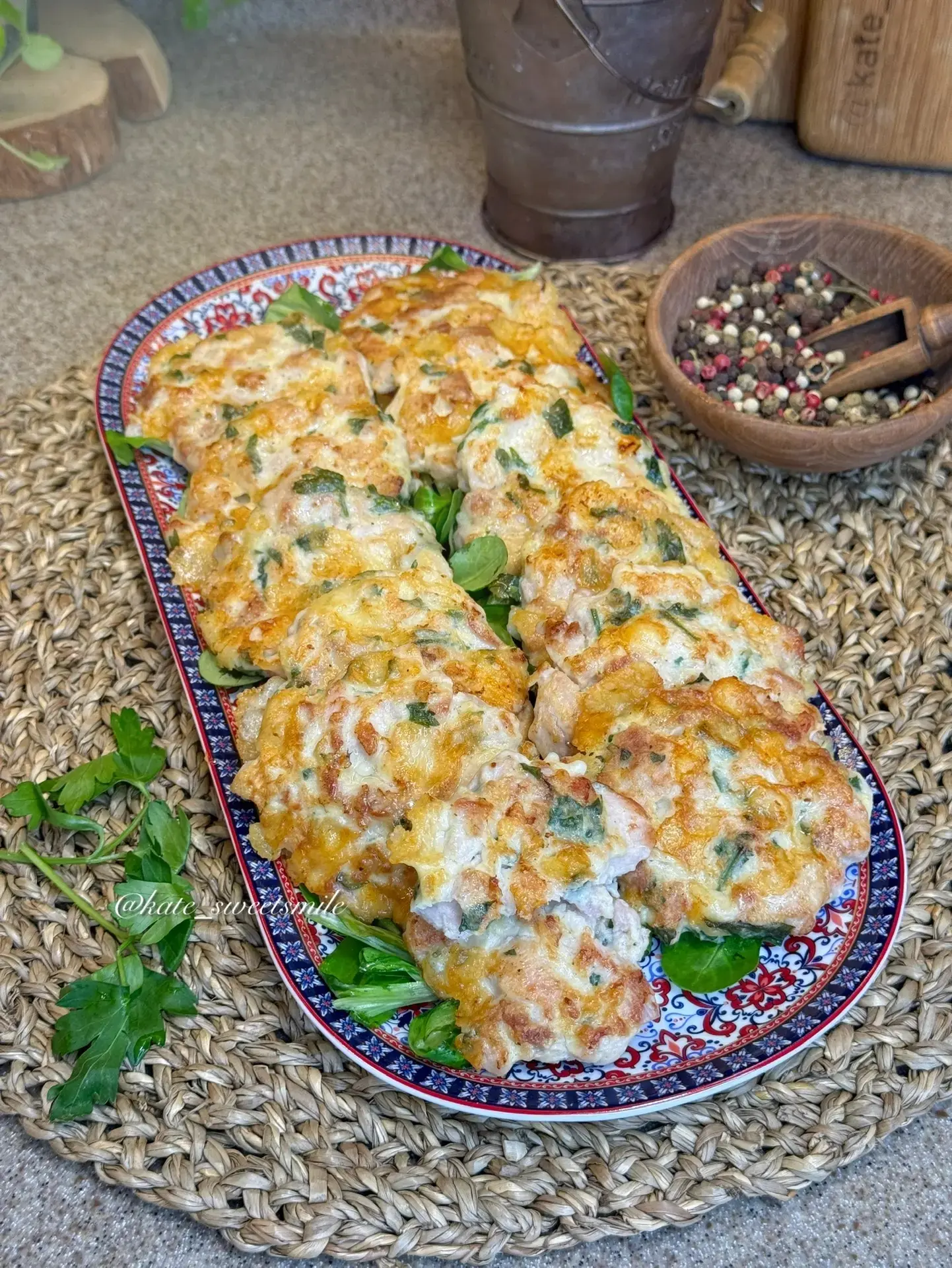 Обед: рубленые котлетки с сыром ✨️  500гр - куриного филе 150гр - сыра Пучок зелени: кинза, укроп, п