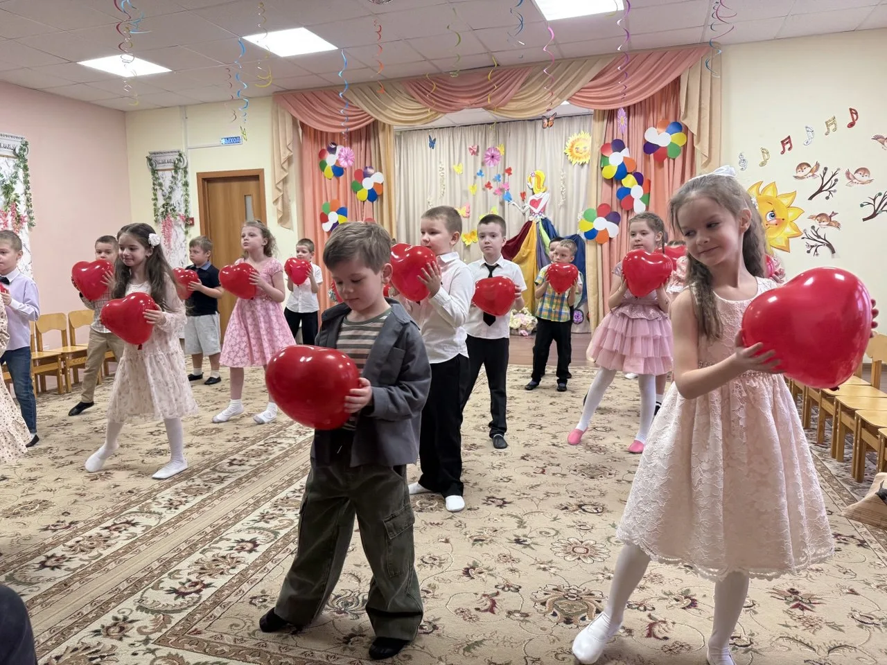 "Счастливым, радостным, прекрасным Пусть будет день и час любой, Как в этот нежный, добрый праздник,