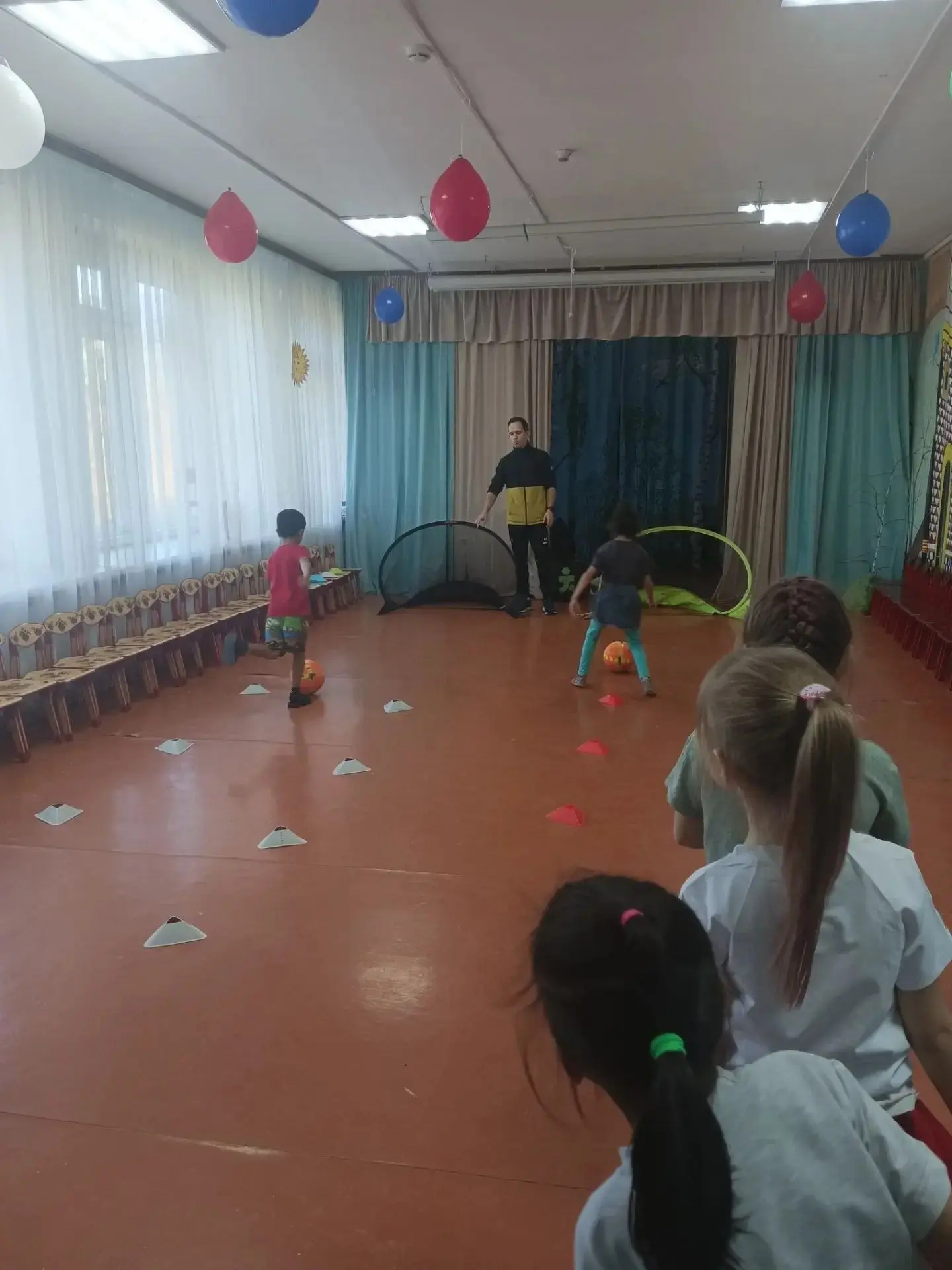 В гости к воспитанникам детского сада "Солнышко" приезжал футбольный клуб "Тики-Така". ...
