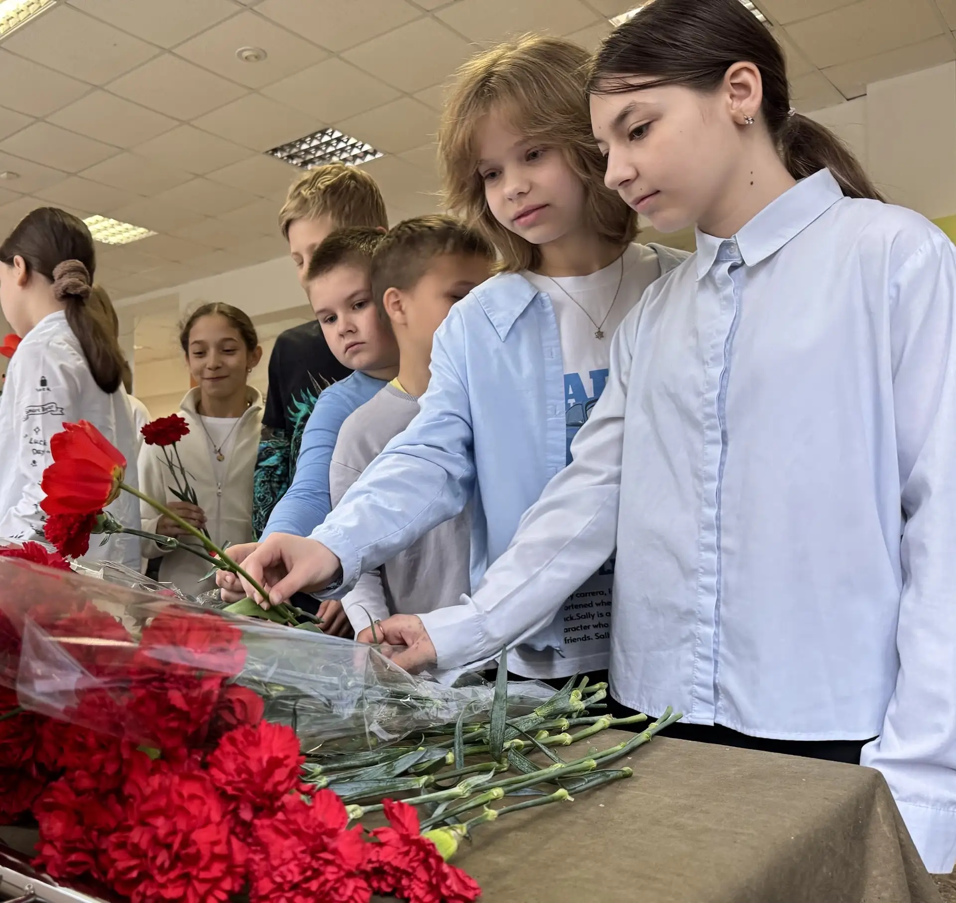Сегодня в нашей школе прошла торжественная линейка, посвящённая Дню Победы.  В мероприятии приняли у