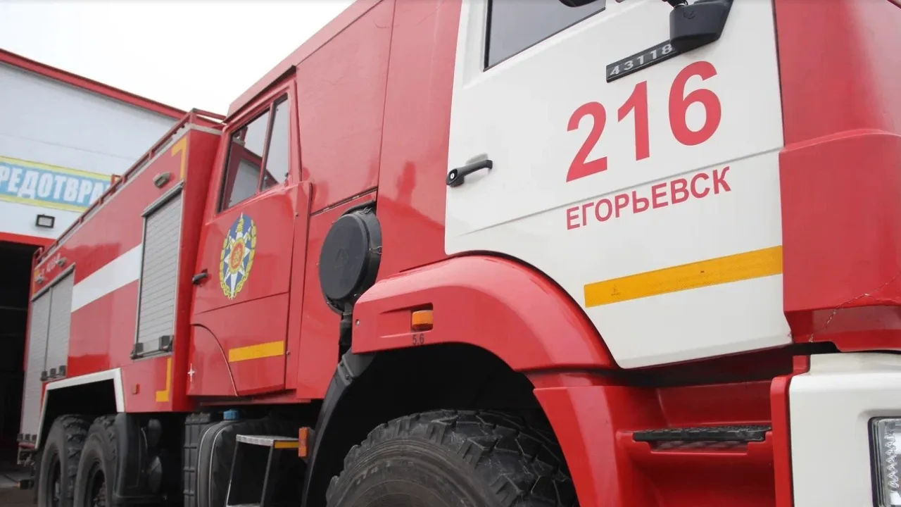 Под Егорьевском во время движения произошло возгорание левого колеса прицепа грузовой фуры. Об этом 
