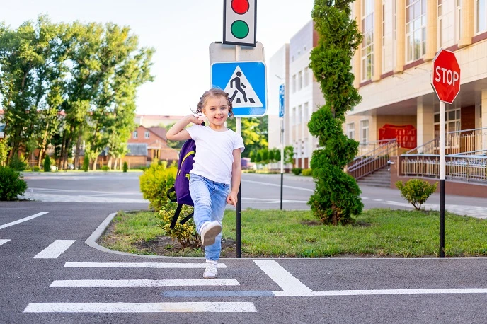 🛣️Правила дорожного движения👇 

✅ Проходи по тротуару только с правой стороны. Если нет тротуара, 